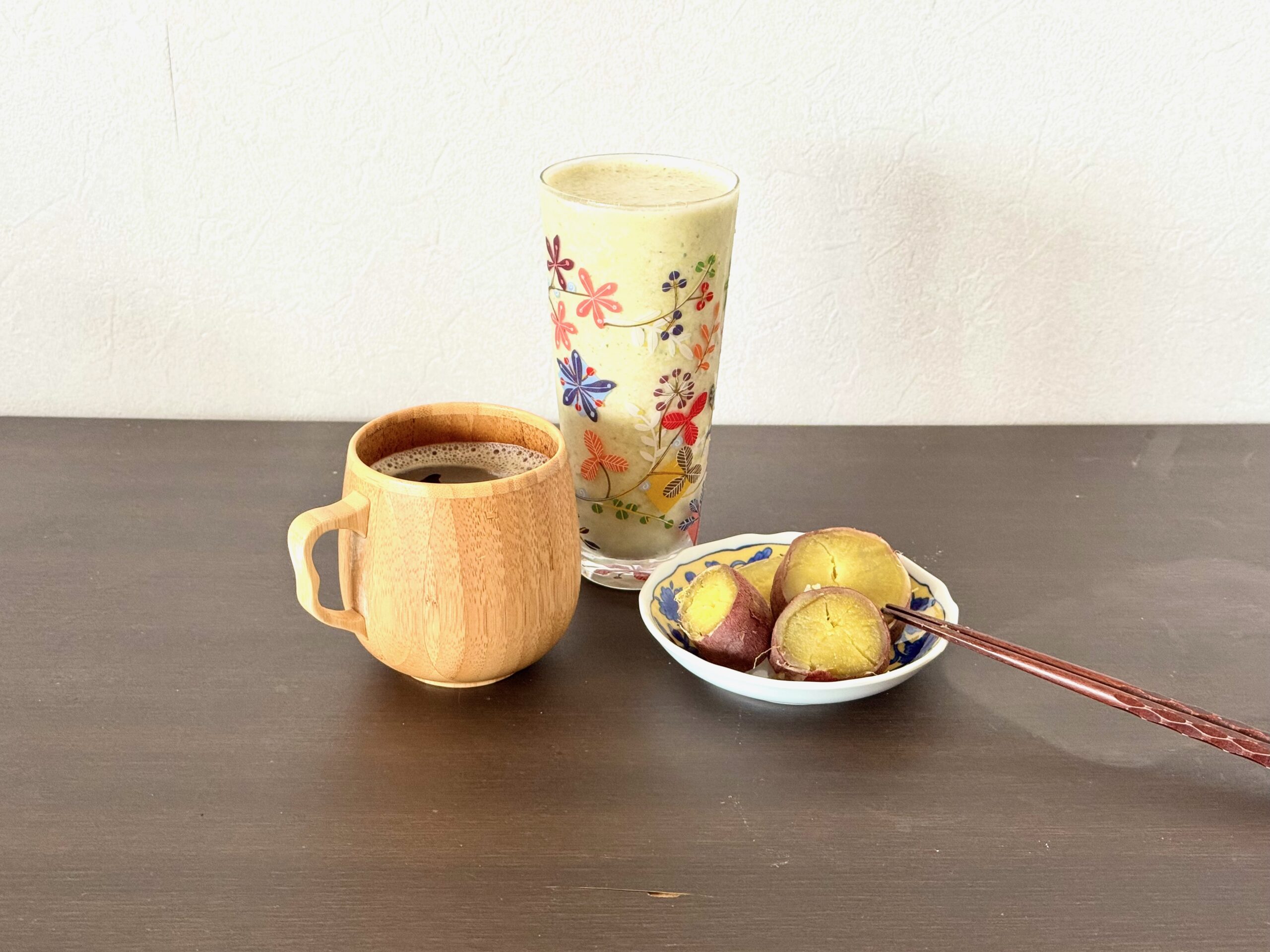 朝食を毎朝考えるのをやめて、スムージー・ふかし芋・コーヒーに固定した話。2〜3年続いている理由やレシピ、栄養面、懸念点もまとめました。